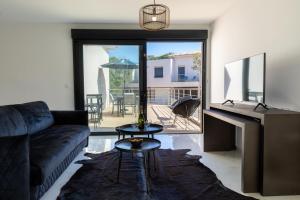 a living room with a couch and a table at Maelle - T4 Moderne à Bonifacio in Bonifacio +20 photos