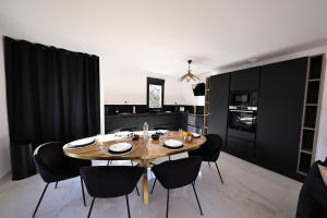 a dining room table and chairs in a kitchen at Maelle - T4 Moderne à Bonifacio in Bonifacio