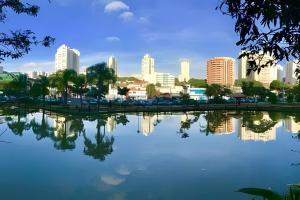 un perfil urbano con reflejo en el agua en 0005 - Pousada HG quarto home office single, en Guarulhos