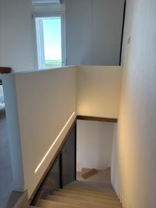 eine Treppe in einem Haus mit einem Fenster in der Unterkunft Sunset INN in Scardovari + 25 Fotos