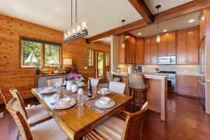 Η κουζίνα ή μικρή κουζίνα στο Constellations Lake House at Chelan - Meredith Lodging