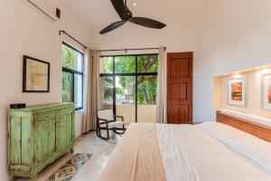 a bedroom with a bed and a ceiling fan at Casa La Escondida in Mérida