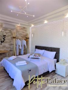 Posteľ alebo postele v izbe v ubytovaní Petite Palace Aristotelous 8