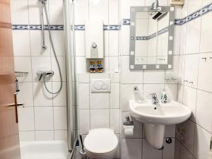 Et badeværelse på Fewo 91 WHG A 5 in Burhave + 4 billeder