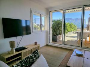 Et tv og/eller underholdning på Casa B- Splendid rooftop overlooking the sea