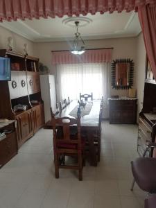 una sala da pranzo con un tavolo e sedie in una stanza di Casa El Herrero Alquiler a Chatún
