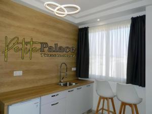 Kuchyňa alebo kuchynka v ubytovaní Petite Palace Aristotelous 8