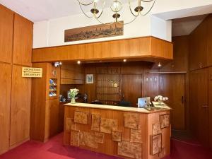 布伦瑞克Lessinghof的大楼内带木镶板和柜台的大堂