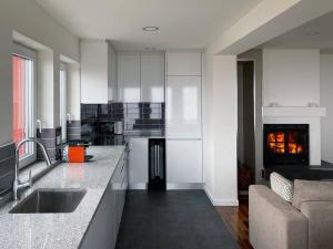 Η κουζίνα ή μικρή κουζίνα στο Fireplace 4 Bedrooms 1500 M