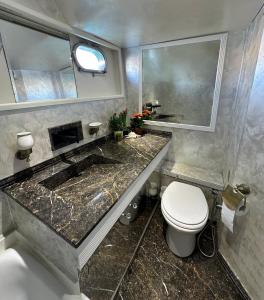 Koupelna v ubytování Exclusive Yacht Stay - Best Sea & Old Town Views - Prime Location