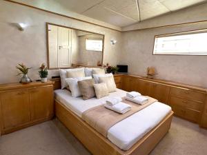 Postel nebo postele na pokoji v ubytování Exclusive Yacht Stay - Best Sea & Old Town Views - Prime Location
