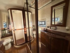 Koupelna v ubytování Exclusive Yacht Stay - Best Sea & Old Town Views - Prime Location