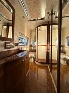 Koupelna v ubytování Exclusive Yacht Stay - Best Sea & Old Town Views - Prime Location