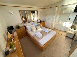 Kuchyň nebo kuchyňský kout v ubytování Exclusive Yacht Stay - Best Sea & Old Town Views - Prime Location