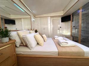 TV a/nebo společenská místnost v ubytování Exclusive Yacht Stay - Best Sea & Old Town Views - Prime Location