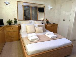 Postel nebo postele na pokoji v ubytování Exclusive Yacht Stay - Best Sea & Old Town Views - Prime Location