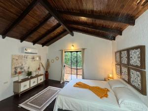 a bedroom with a large white bed and a wooden ceiling at AltaVista Lodges in Piribebuy +18 photos