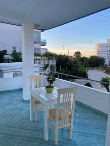 Rõdu või terrass majutusasutuses The Cozy Home