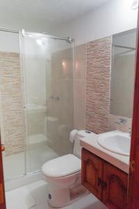 een badkamer met een toilet, een wastafel en een douche bij Hermoso Apartamento Faros de la Villa a 4 calles de la Plaza in Villa de Leyva
