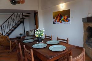 een eettafel met borden en bloemen erop bij Hermoso Apartamento Faros de la Villa a 4 calles de la Plaza in Villa de Leyva +8 foto's