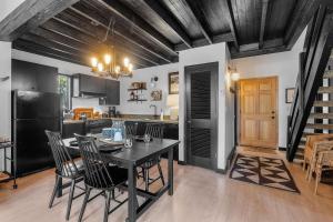 Η κουζίνα ή μικρή κουζίνα στο Shields Shalet - Meredith Lodging +54 φωτογραφίες