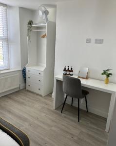 Gambar di galeri bagi 1 Bed Room Flat with sofa Bed, full kitchen di Weston-super-Mare +11 gambar