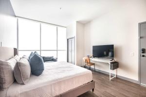 Et tv og/eller underholdning på Steps from Atrium Cozy Macon Getaway