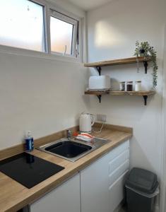 Dapur atau dapur kecil di 1 Bed Room Flat with sofa Bed, full kitchen