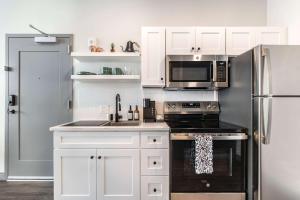 Køkken eller tekøkken på Steps from Atrium Cozy Macon Getaway + 6 billeder