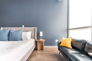 una sala de estar con una cama y un sofá en Steps from Atrium Cozy Macon Getaway, en Macon 6 fotos más