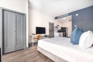 Un dormitorio con una cama y un escritorio con una computadora. en Steps from Atrium Cozy Macon Getaway, en Macon