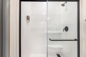 Et badeværelse på Steps from Atrium Cozy Macon Getaway