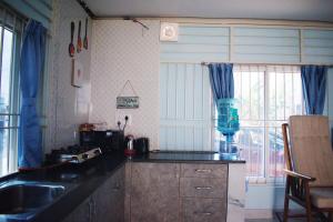 Kuchyň nebo kuchyňský kout v ubytování Spacious studio with Private garden & gazebo