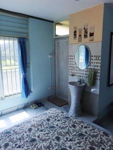 Postel nebo postele na pokoji v ubytování Spacious studio with Private garden & gazebo
