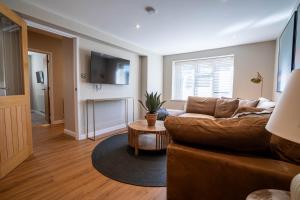 TV a/nebo společenská místnost v ubytování Church Road Retreats - The Reef
