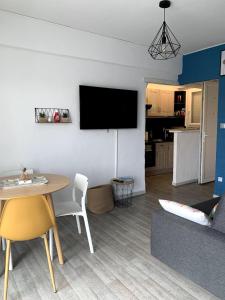 Grand Studio avec Balcon au pied de la Plage Clim Wifi的电视和/或娱乐中心