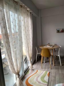 Grand Studio avec Balcon au pied de la Plage Clim Wifi的休息区