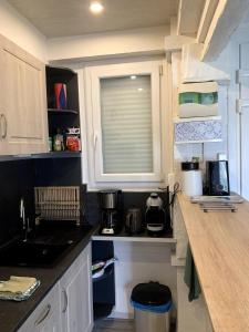 Grand Studio avec Balcon au pied de la Plage Clim Wifi的厨房或小厨房