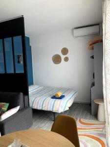 Grand Studio avec Balcon au pied de la Plage Clim Wifi客房内的一张或多张床位