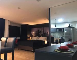 Kuchyň nebo kuchyňský kout v ubytování Loft aconchegante com varanda Campolim + 13 fotografií