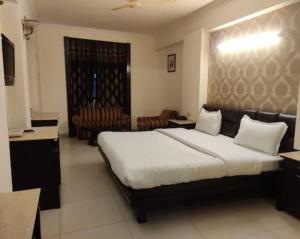 Ένα ή περισσότερα κρεβάτια σε δωμάτιο στο Hotel R S Residency +7 φωτογραφίες
