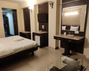 Ένα ή περισσότερα κρεβάτια σε δωμάτιο στο Hotel R S Residency