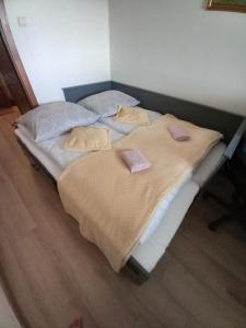 グディニャにあるNowoczesne mieszkanie z odległym widokiem na morzeのベッドルーム1室(ピンクのシーツと枕のベッド2台付) +3枚の写真