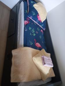 グディニャにあるNowoczesne mieszkanie z odległym widokiem na morzeのベッドルーム1室(ピンクのフラミンゴが付いたベッド1台付)