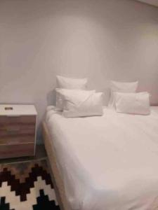 ウムランガにあるOceanDune 332 Luxury Apartmentのベッド(白いシーツ、枕付)