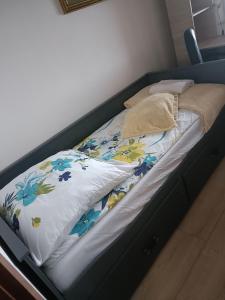 グディニャにあるNowoczesne mieszkanie z odległym widokiem na morzeの白いシーツと花が飾られたベッド