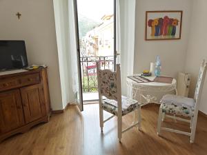 a living room with a tv and a table and chairs at Casa San Rocco in Fondi
