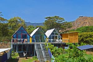 a group of huts in the middle of a yard at Mundo Abu San Juan La laguna in San Juan La Laguna