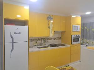 Η κουζίνα ή μικρή κουζίνα στο Quarto confortável pertinho da praia