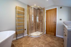 Phòng tắm tại Church Road Retreats +67 ảnh